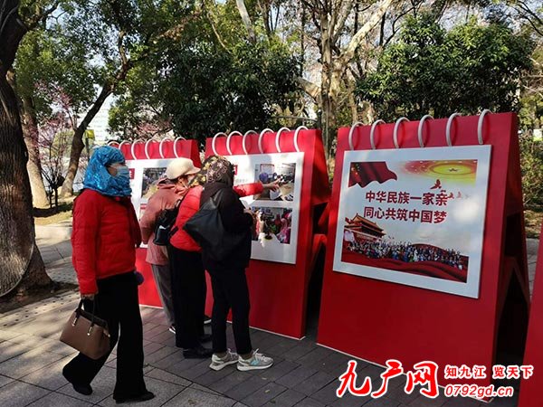 首个铸牢中华民族共同体意识主题广场亮相