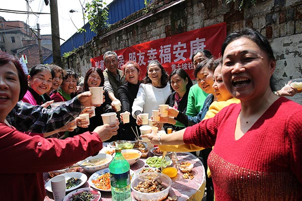 黄土坡社区拆迁户居民自发组织聚餐活动
