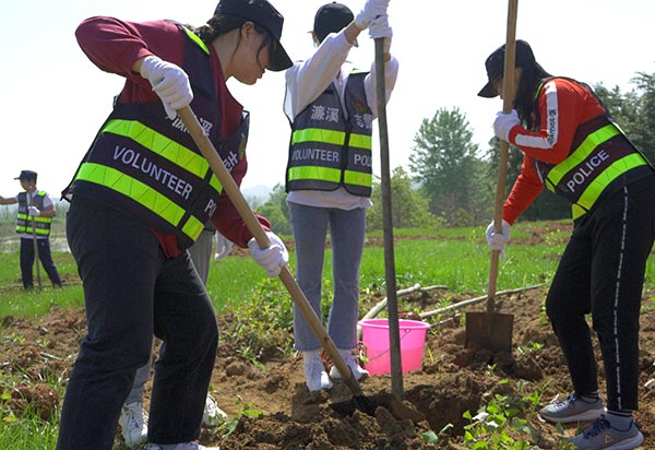 “为脚下这片土地增添一抹绿色” 九江这群志愿者开展义务植树活动